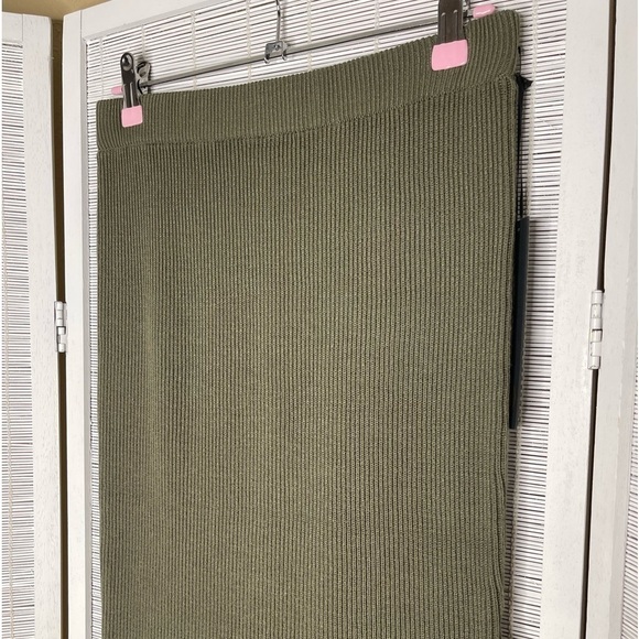 House of Harlow 1960 Ribbed Midi Skirt Olive Green Size S NWT - Picture 2 of 9